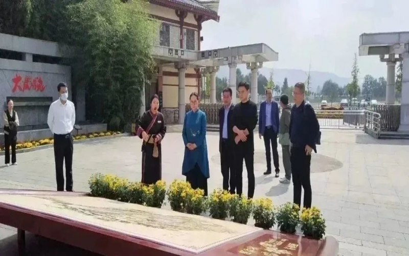 全國(guó)人大代表、中國(guó)民間商會(huì)副會(huì)長(zhǎng)、全聯(lián)女企業(yè)家商會(huì)會(huì)長(zhǎng)、天津榮程祥泰集團(tuán)董事會(huì)主席張榮華到靈寶市考察傳統(tǒng)文化保護(hù)傳承