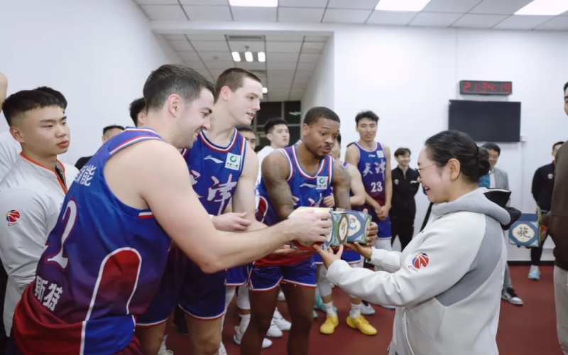 天津先行者兩連勝！張榮華主席給球員送上一份“特殊”禮物