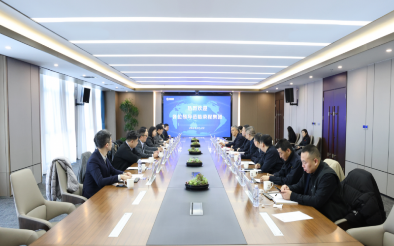 信德集團業(yè)務(wù)發(fā)展部總監(jiān)袁偉強、榮華控股企業(yè)集團執(zhí)行總裁郝曉嬋一行到榮程集團參觀座談