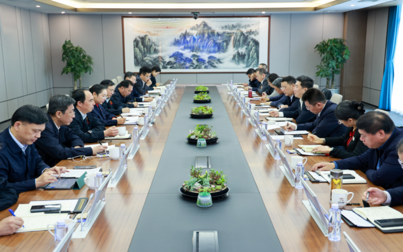 津南區(qū)委副書記、區(qū)長楊灝一行到榮程集團調(diào)研慰問