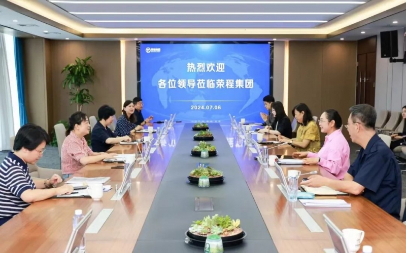 張榮華主席與銅仁市政協(xié)副主席、市工商聯(lián)主席劉鴻麗座談交流