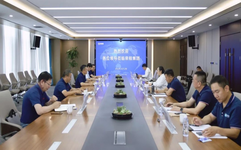 張榮華主席與北奔重型汽車集團黨委書記、董事長何清一行座談交流