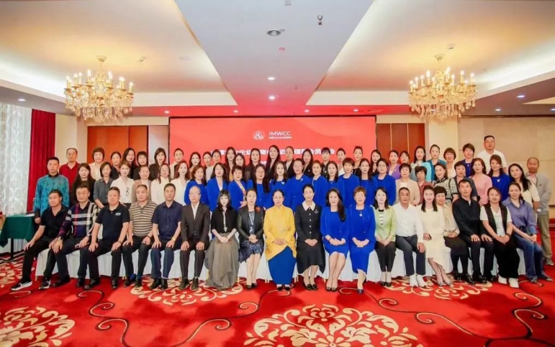 全聯(lián)女企業(yè)家商會(huì)會(huì)長(zhǎng)、榮程集團(tuán)董事會(huì)主席張榮華出席內(nèi)蒙古女企業(yè)家商會(huì)第四屆理事會(huì)員大會(huì)