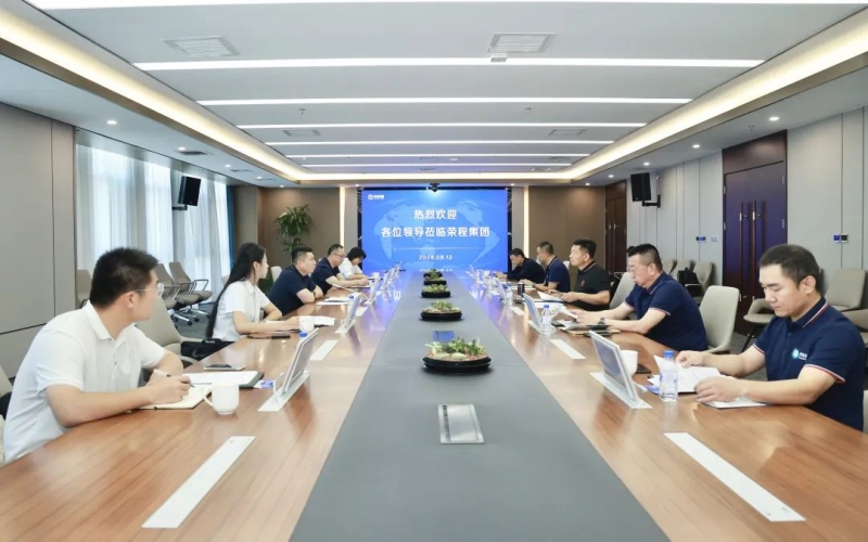 霍爾果斯經濟開發(fā)區(qū)黨工委委員、伊寧園區(qū)黨工委副書記、管委會主任潘熹一行到榮程集團座談交流