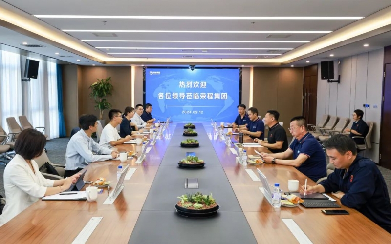 一汽解放新能源事業(yè)部黨委書記、總經理裴國權一行到榮程集團座談交流
